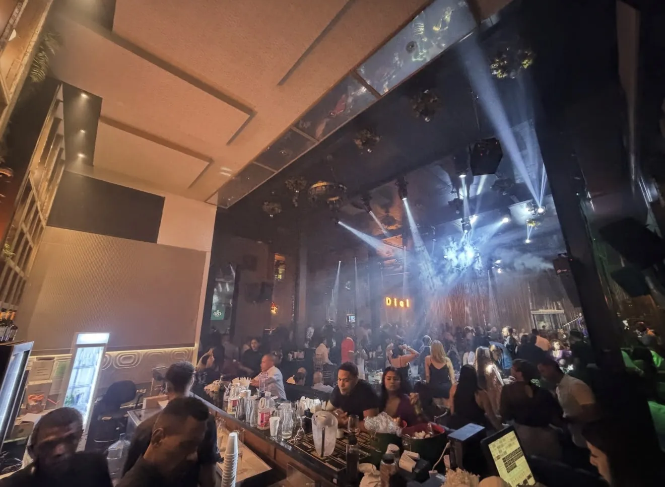 Discoteca de Dial vista desde la barra, llena de gente