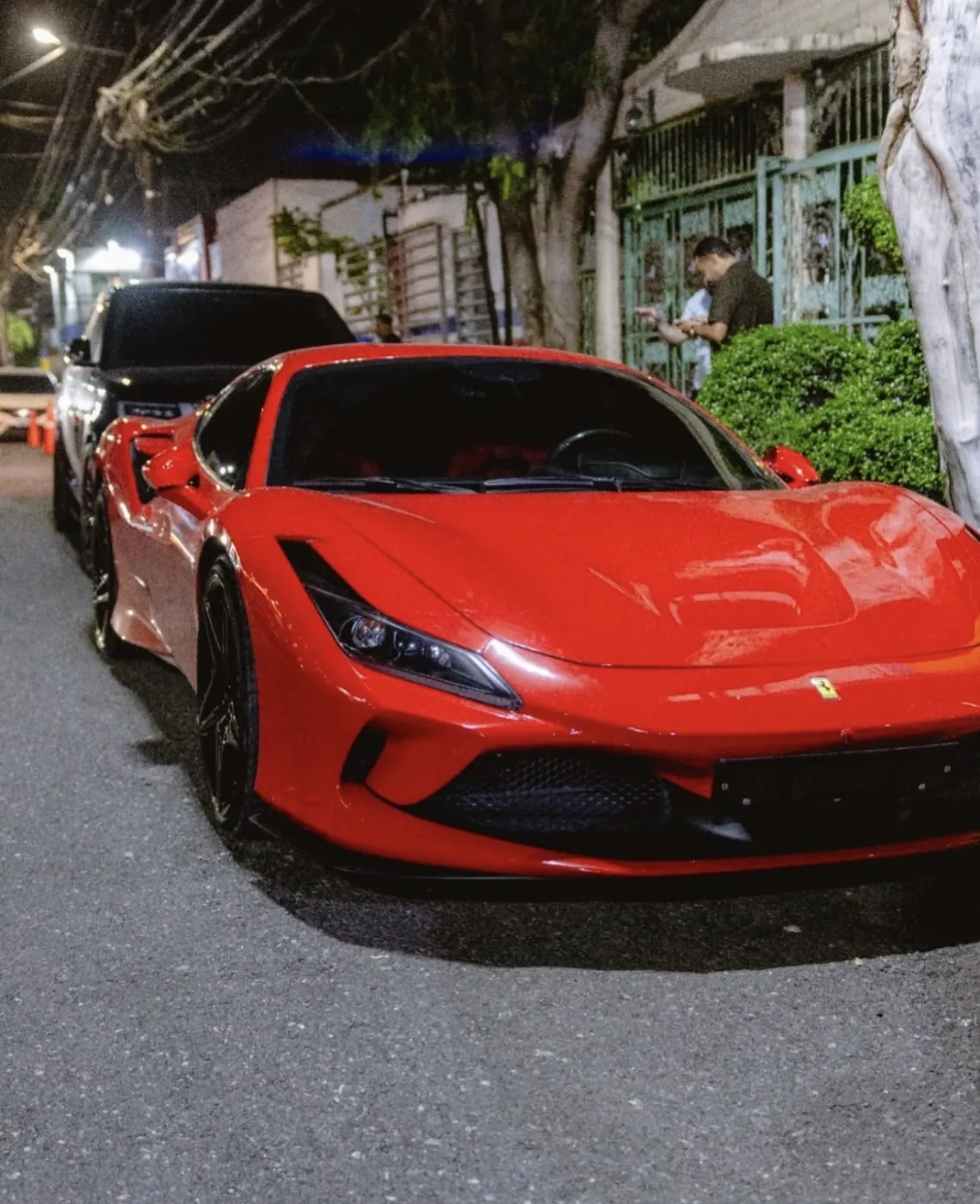 Ferrari F8 rojo estacionado en la calle de Dial