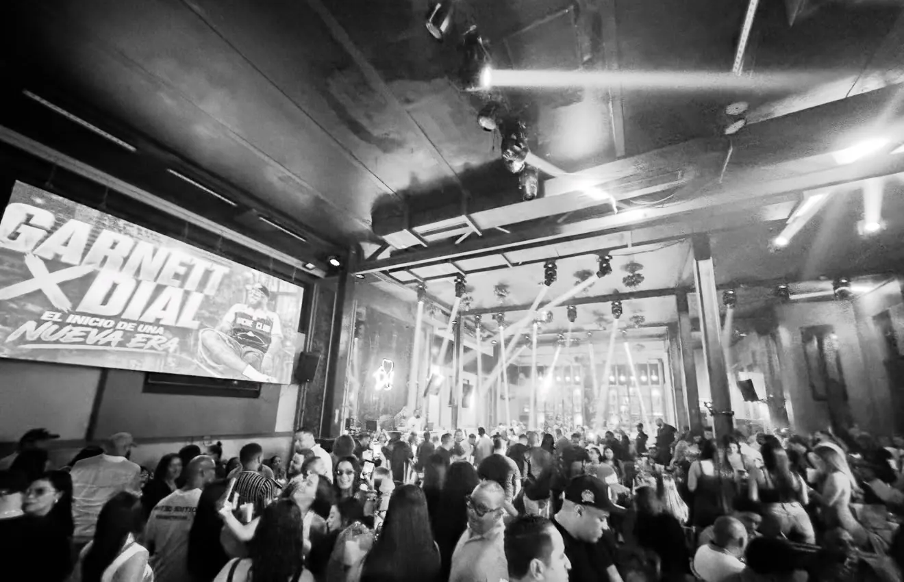 Noche Garnett x Dial con la discoteca llena, en blanco y negro