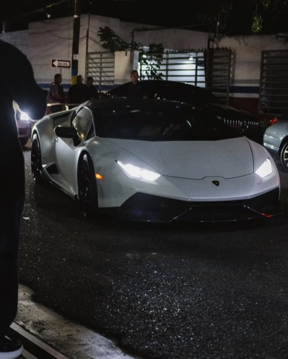 Lamborghini Huracán blanco llegando a Dial