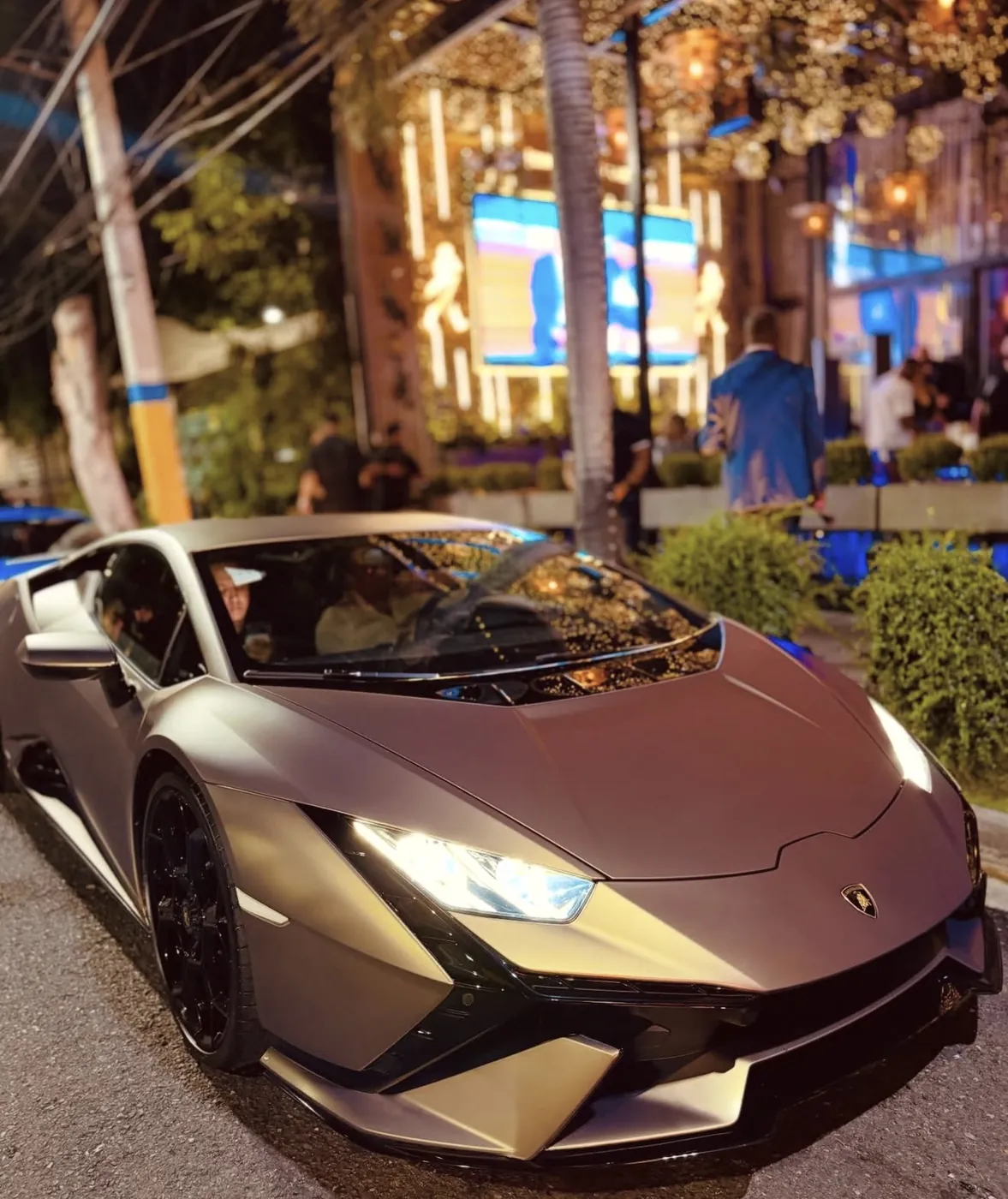 Lamborghini Huracán gris mate frente a Dial