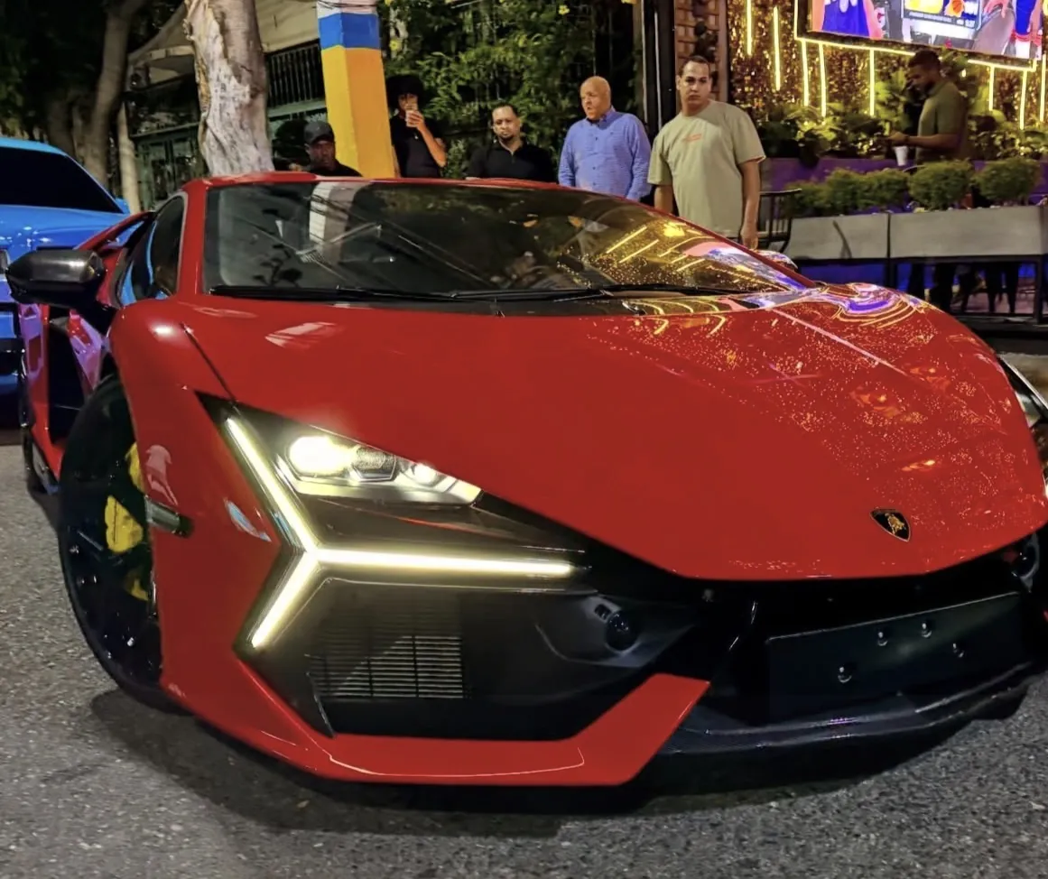 Lamborghini Revuelto rojo en la entrada de Dial