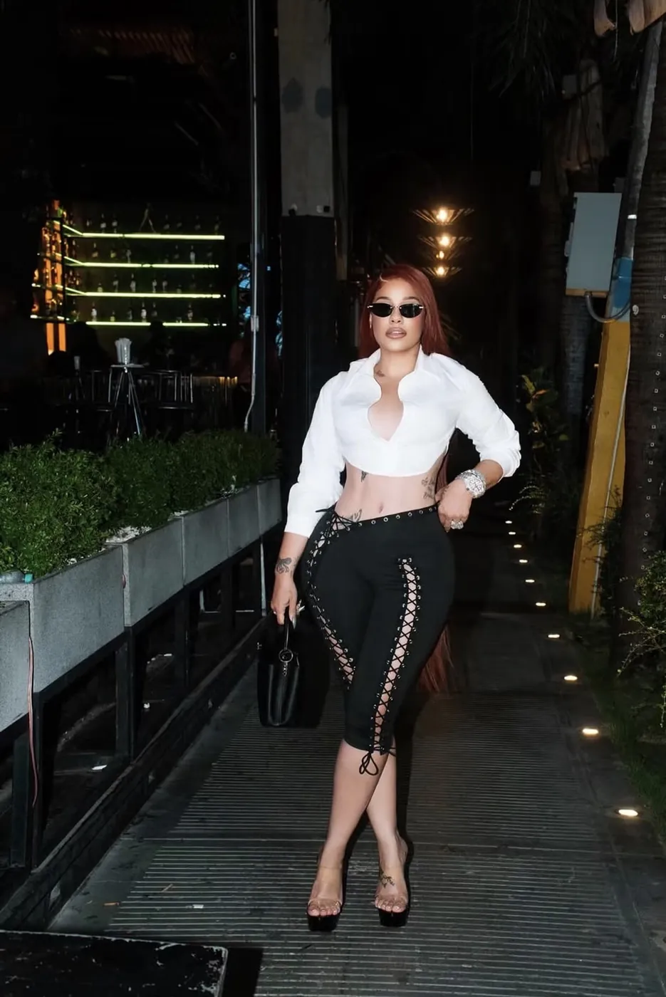 Invitada con camisa blanca en el pasillo de Dial