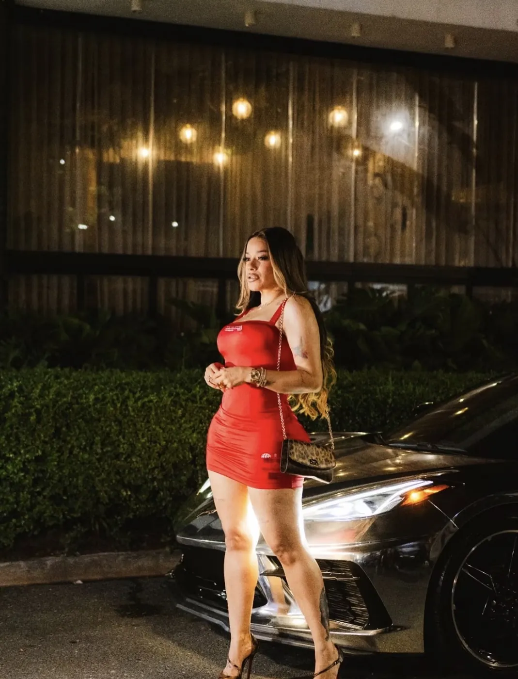 Invitada con vestido rojo en la entrada de Dial